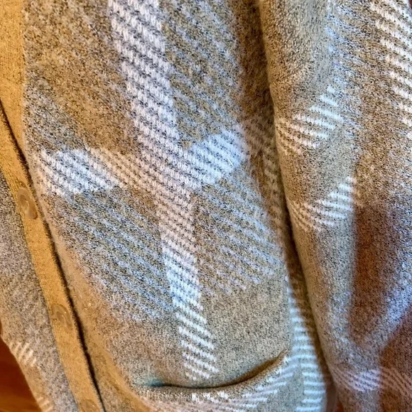 XL V-NECK, 2-POCKET, 4-BUTTON CARDIGAN, CAMEL PLAID - Picture 2 of 3